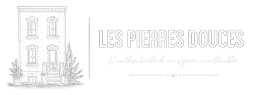 Dessin épuré d’une maison typique de la Charente à Angoulême, avec des plantes, le logo « LES PIERRES DOUCES » et le slogan « gîte de charme ».