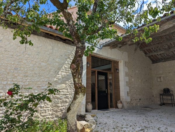 chambres hôtes gîtes Charente Maison d’hôtes de charme en Charente, près d’Angoulême : pierres apparentes, rosiers en fleurs et terrasse sous le ciel de la Charente.