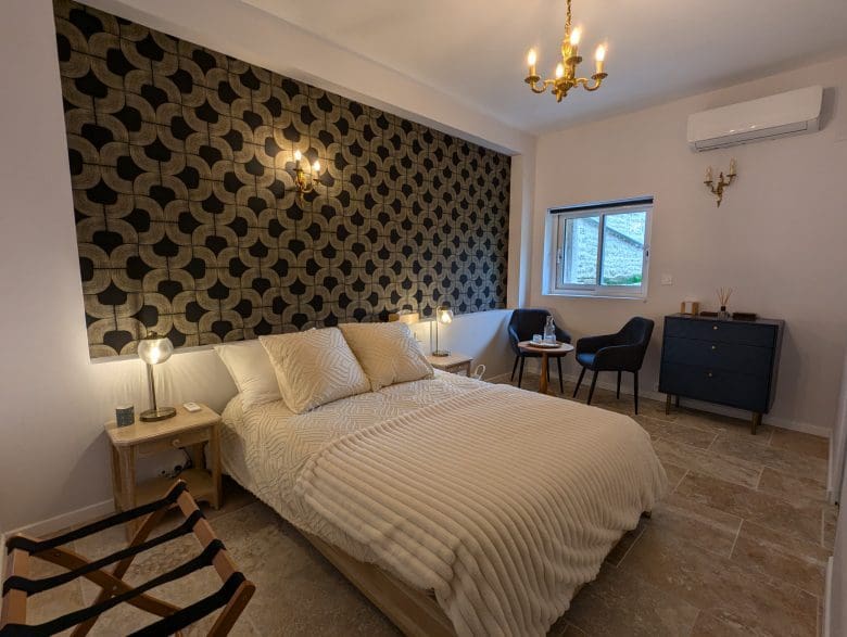 Charmante chambre d’hôtes à Angoulême, lit douillet, décoration charentaise, luminaires chaleureux, vue sur la Charente.