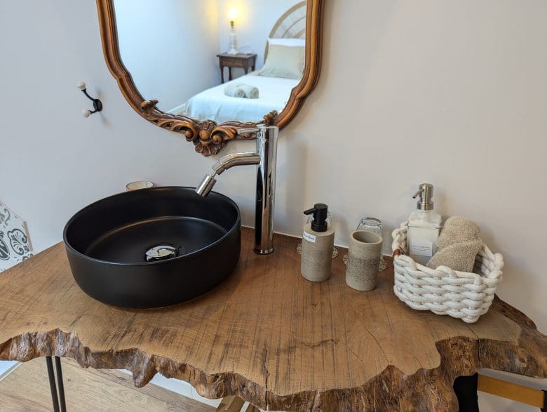 Charmant lavabo rustique en bois brut, ambiance maison d’hôtes près d’Angoulême, panier de toilette artisanal de Charente.