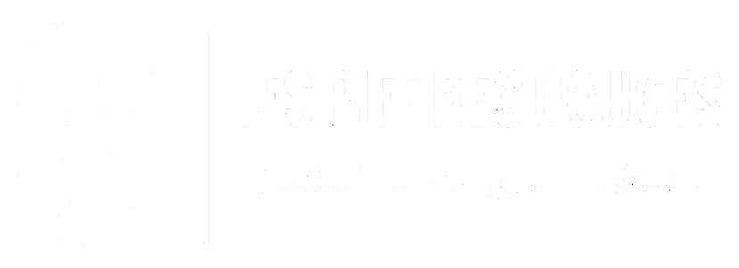 Logo blanc sur fond transparent, avec le texte « LES PIERRES DOUCES », dans l'esprit d'une maison d'hôtes à Angoulême, en Charente ; croquis d'un bâtiment à gauche.
