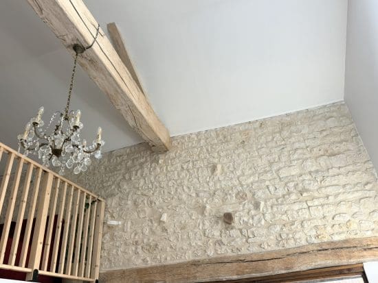Au cœur de la Charente, près d’Angoulême, « Les Pierres Douces » allie pierre, poutres apparentes et un charme lumineux et écoresponsable.